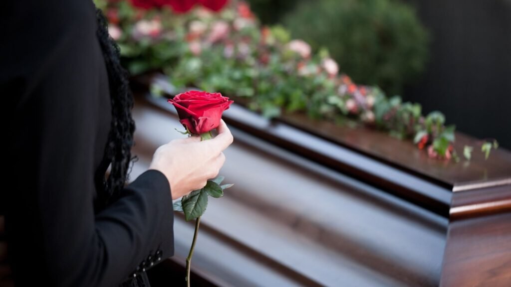 Entenda a importância da remoção e preparo do corpo em serviços funerários